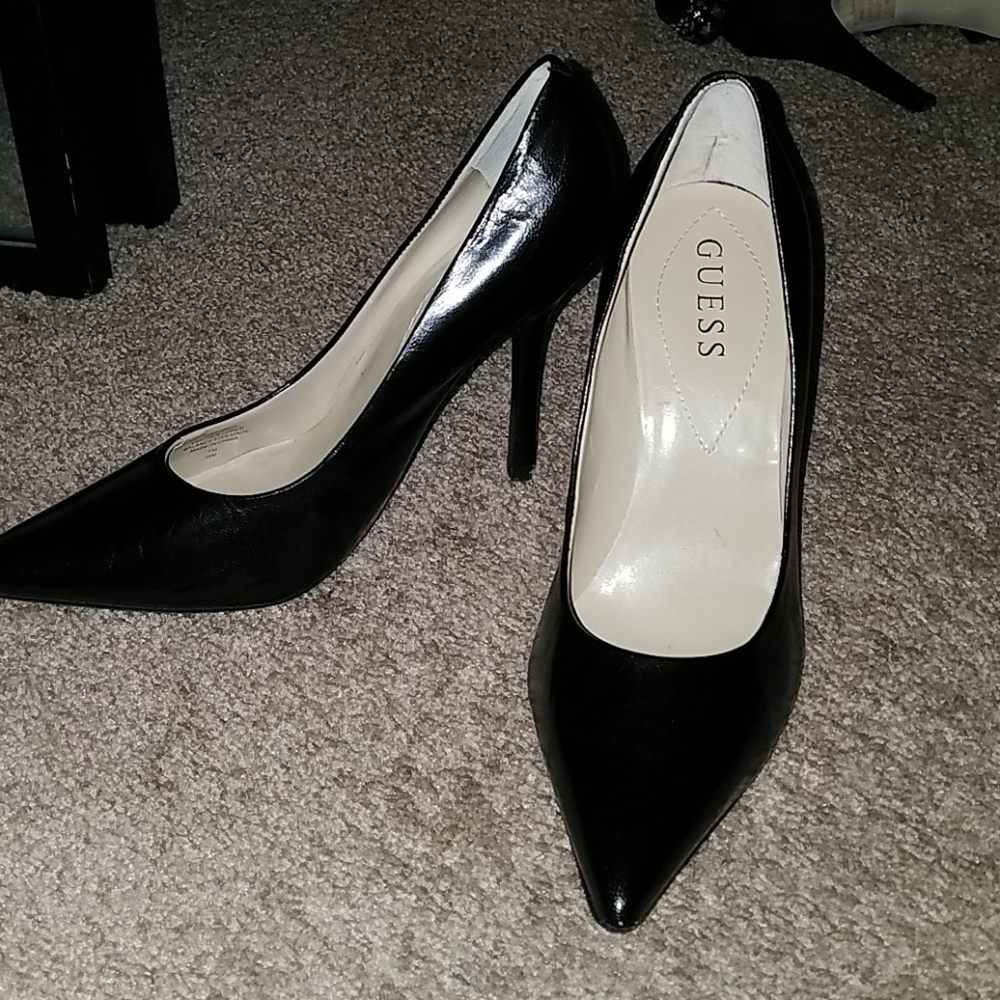 Guess pumps